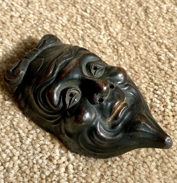 Giappone, 1900 circa, epoca Meiji, Miniatura della maschera del teatro Noh En Shibuichi.