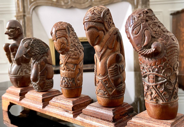 Indonésie, XIXème Siècle, Cinq Manches De Kriss En Bois Sculpté Décor Anthropo-zoomorphe.