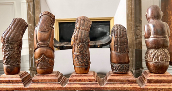 Indonésie, XIXème Siècle, Cinq Manches De Kriss En Bois Sculpté Décor Anthropo-zoomorphe.