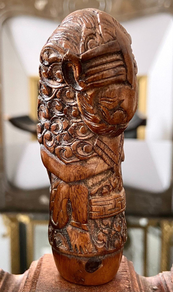 Indonésie, XIXème Siècle, Cinq Manches De Kriss En Bois Sculpté Décor Anthropo-zoomorphe.
