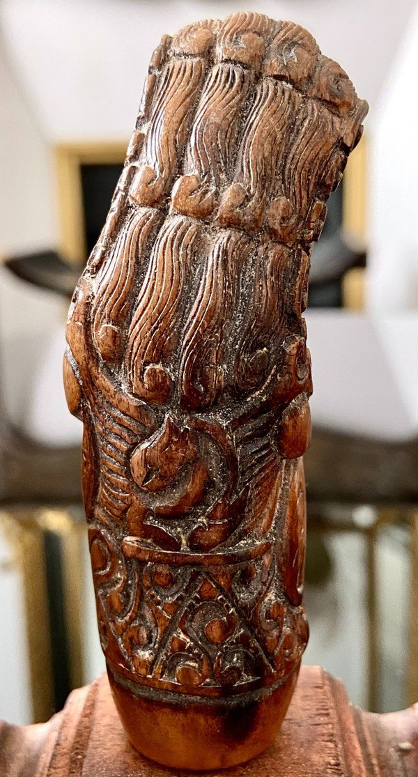 Indonésie, XIXème Siècle, Cinq Manches De Kriss En Bois Sculpté Décor Anthropo-zoomorphe.