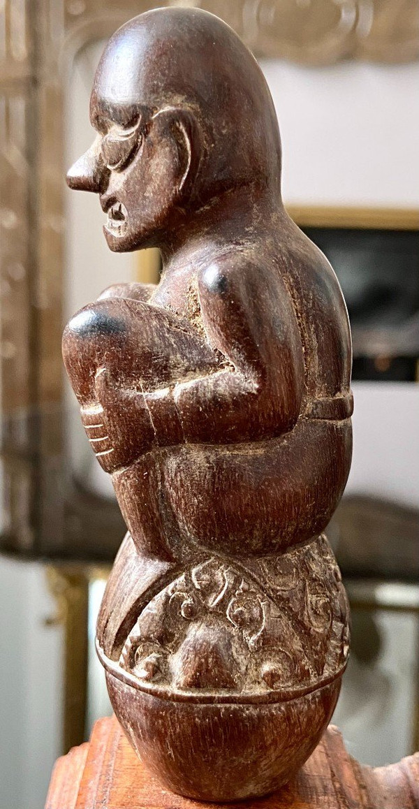 Indonésie, XIXème Siècle, Cinq Manches De Kriss En Bois Sculpté Décor Anthropo-zoomorphe.
