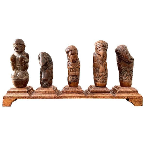 Indonésie, XIXème Siècle, Cinq Manches De Kriss En Bois Sculpté Décor Anthropo-zoomorphe.