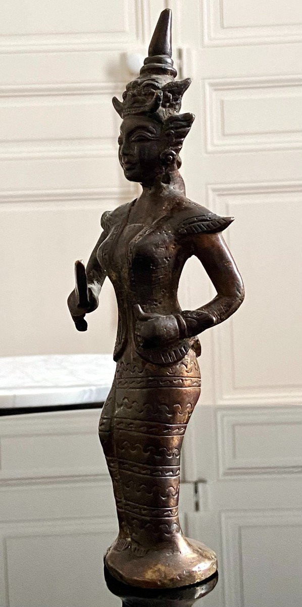 Birmania, XIX Secolo, Statuetta in bronzo Personaggio femminile con pugnale cerimoniale.