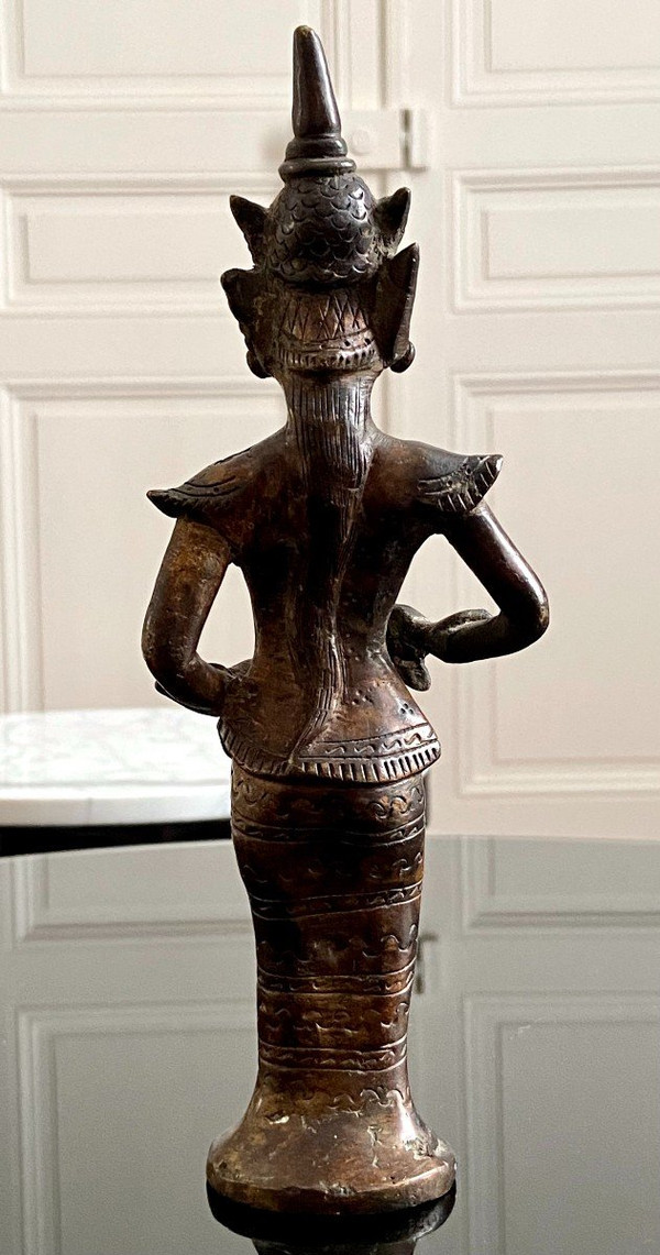 Birmania, XIX Secolo, Statuetta in bronzo Personaggio femminile con pugnale cerimoniale.