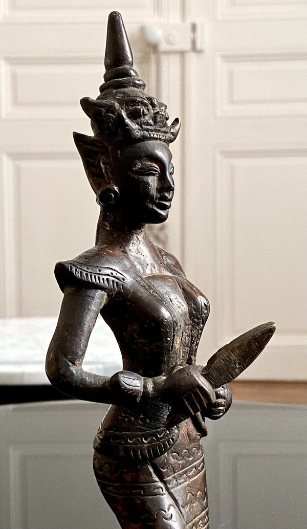 Birmania, XIX Secolo, Statuetta in bronzo Personaggio femminile con pugnale cerimoniale.