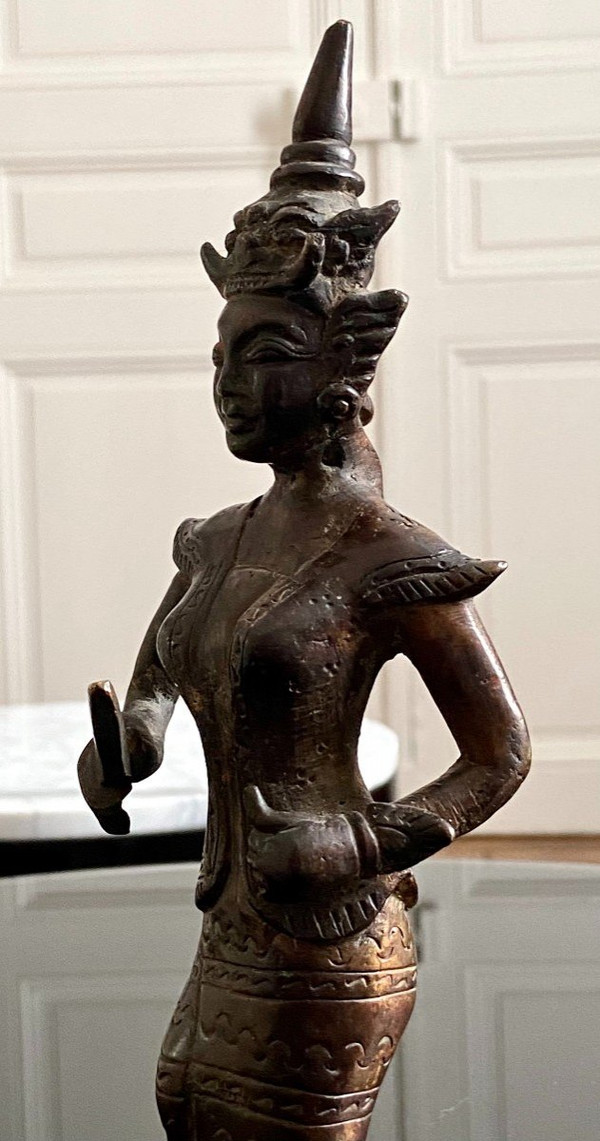 Birmania, XIX Secolo, Statuetta in bronzo Personaggio femminile con pugnale cerimoniale.