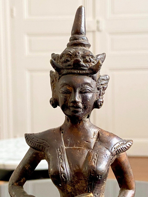 Birmania, XIX Secolo, Statuetta in bronzo Personaggio femminile con pugnale cerimoniale.