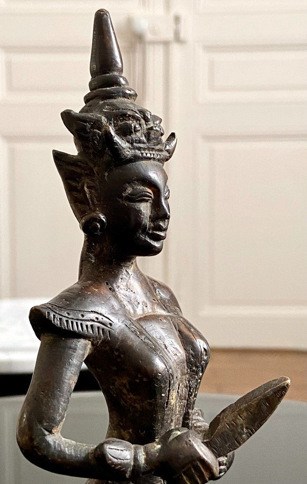 Birmania, XIX Secolo, Statuetta in bronzo Personaggio femminile con pugnale cerimoniale.