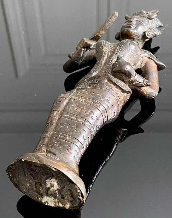Birmania, XIX Secolo, Statuetta in bronzo Personaggio femminile con pugnale cerimoniale.