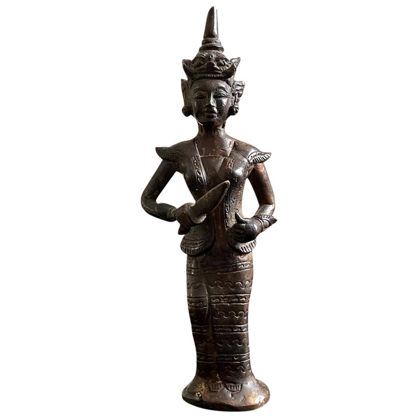 Birmania, XIX Secolo, Statuetta in bronzo Personaggio femminile con pugnale cerimoniale.