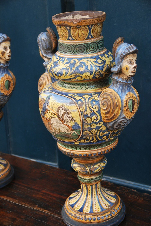 Italie Paire De Grands Vases En Faience Polychrome Style Renaissance XIXe Urbino