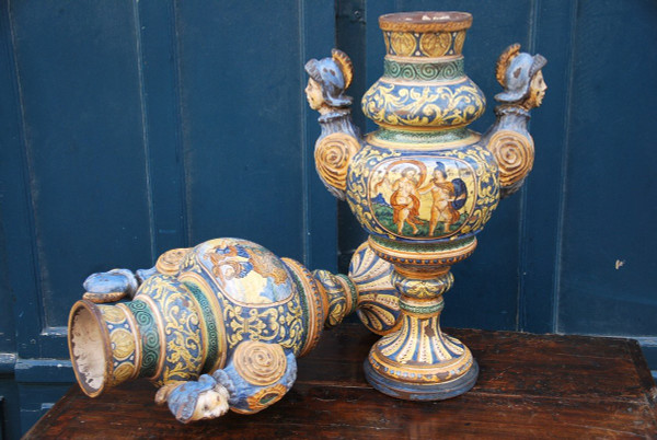 Italie Paire De Grands Vases En Faience Polychrome Style Renaissance XIXe Urbino