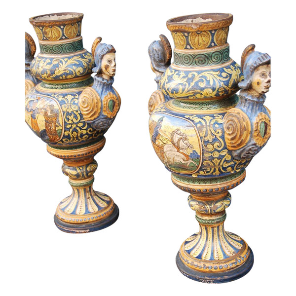Italie Paire De Grands Vases En Faience Polychrome Style Renaissance XIXe Urbino
