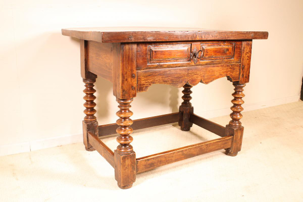 Tavolo Spagnolo In Noce Circa 1600