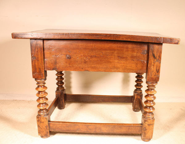 Tavolo Spagnolo In Noce Circa 1600