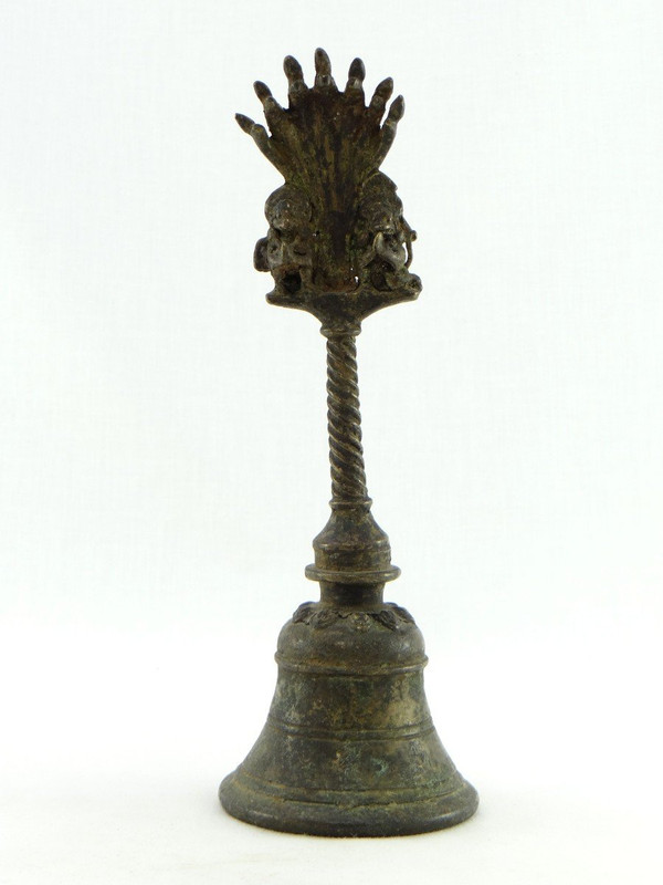 Inde, XIXème Siècle, Cloche Rituelle En Bronze Ornée Des Dieux Ganesh Et Hanuman.