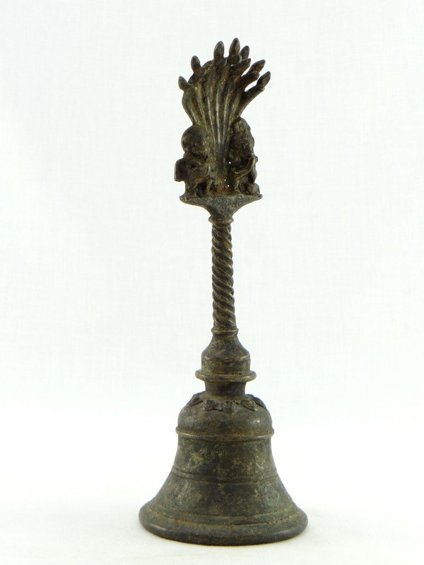 Inde, XIXème Siècle, Cloche Rituelle En Bronze Ornée Des Dieux Ganesh Et Hanuman.