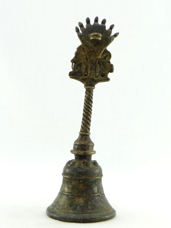 Inde, XIXème Siècle, Cloche Rituelle En Bronze Ornée Des Dieux Ganesh Et Hanuman.