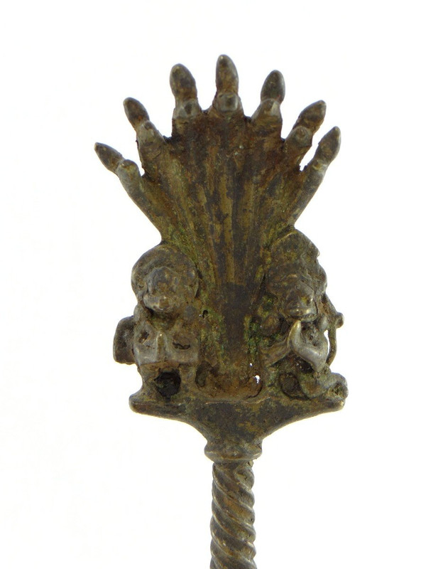 Inde, XIXème Siècle, Cloche Rituelle En Bronze Ornée Des Dieux Ganesh Et Hanuman.