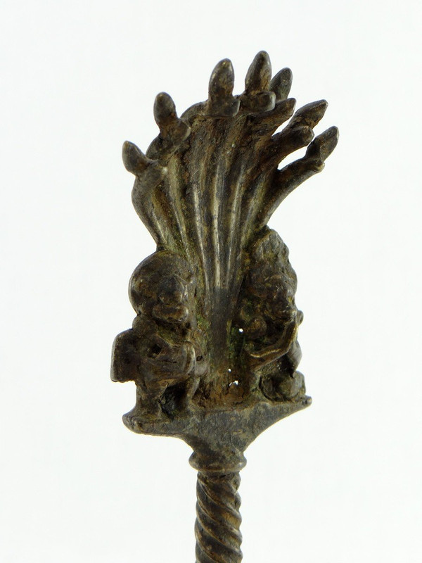Inde, XIXème Siècle, Cloche Rituelle En Bronze Ornée Des Dieux Ganesh Et Hanuman.