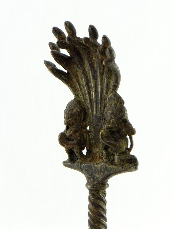 Inde, XIXème Siècle, Cloche Rituelle En Bronze Ornée Des Dieux Ganesh Et Hanuman.