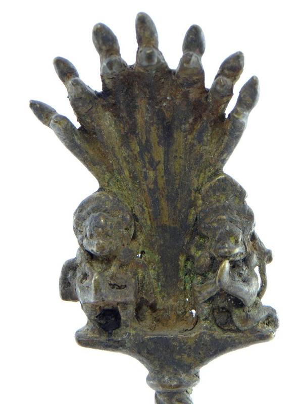 Inde, XIXème Siècle, Cloche Rituelle En Bronze Ornée Des Dieux Ganesh Et Hanuman.