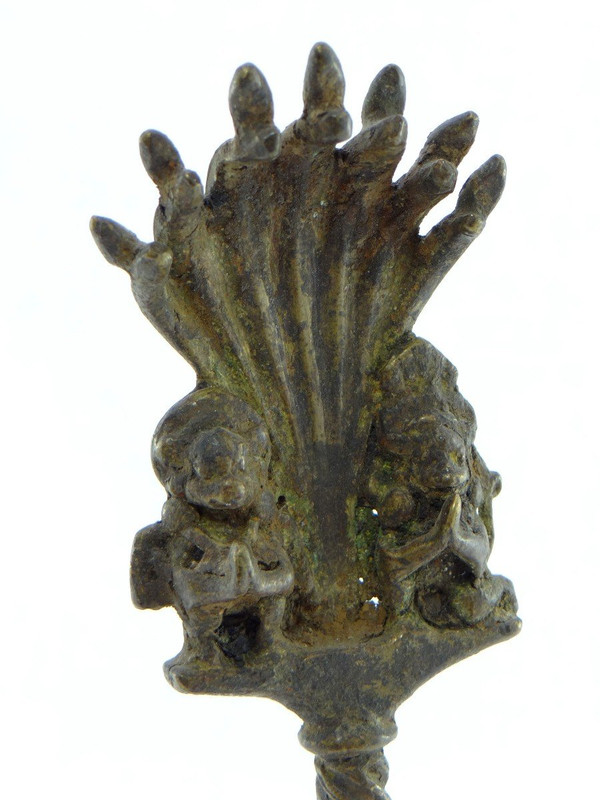 Inde, XIXème Siècle, Cloche Rituelle En Bronze Ornée Des Dieux Ganesh Et Hanuman.