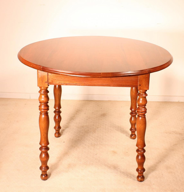 Oval Table In Walnut 19 ° Century