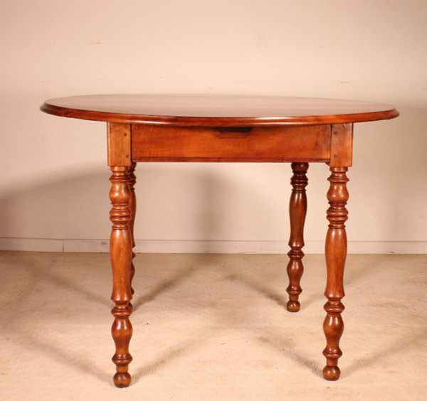 Oval Table In Walnut 19 ° Century