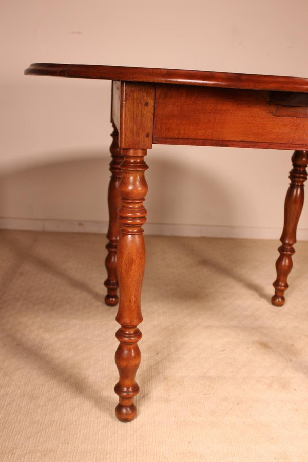 Oval Table In Walnut 19 ° Century