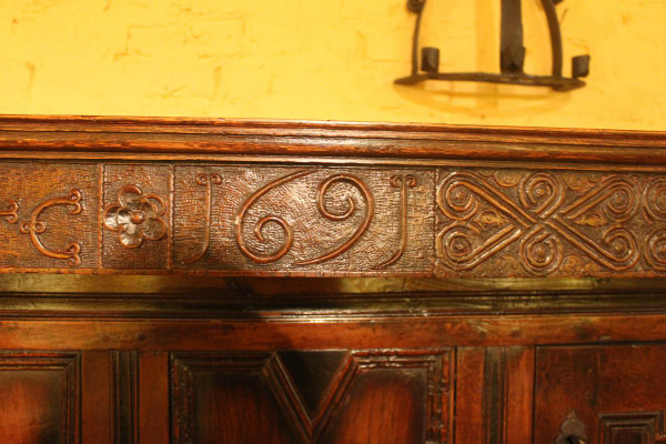 Buffet Anglais Periode James II 17° Siècle En Chêne