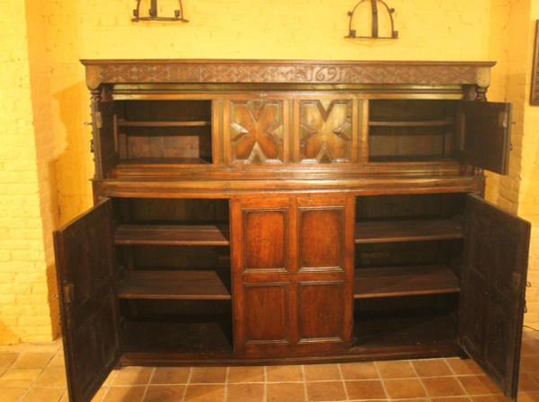 Buffet Anglais Periode James II 17° Siècle En Chêne