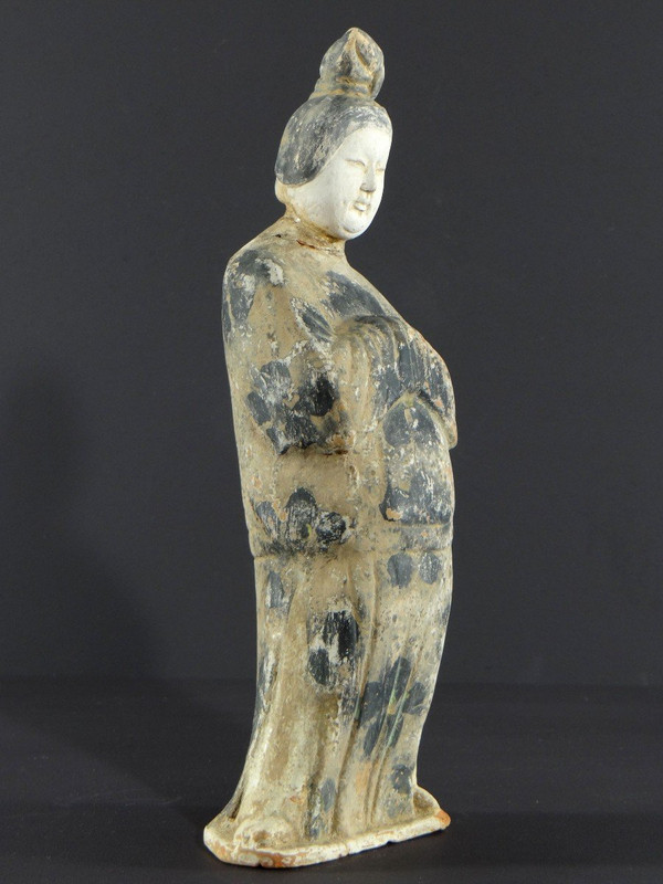 Cina, periodo dinastia Tang (618-907), statuetta in terracotta di dama di corte