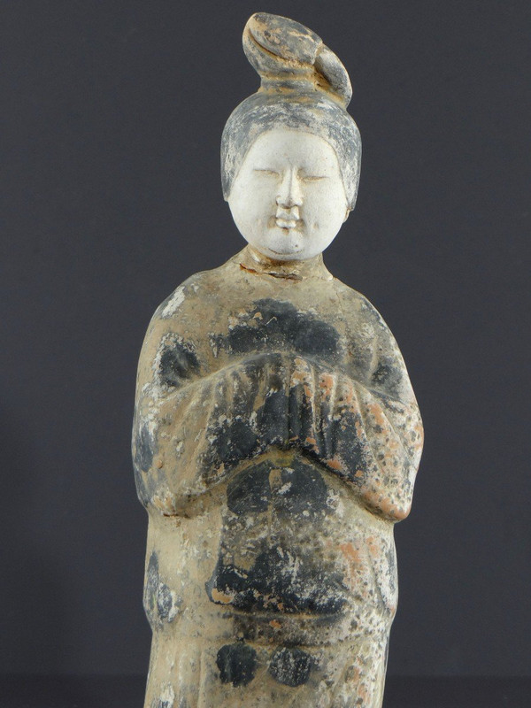 Cina, periodo dinastia Tang (618-907), statuetta in terracotta di dama di corte