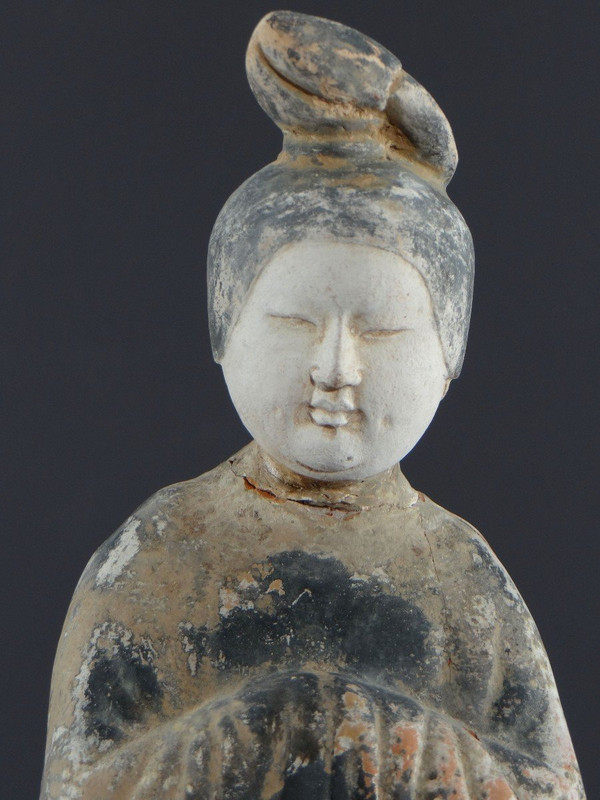 Cina, periodo dinastia Tang (618-907), statuetta in terracotta di dama di corte