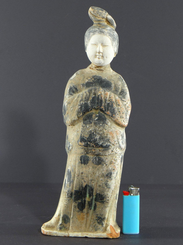 Cina, periodo dinastia Tang (618-907), statuetta in terracotta di dama di corte