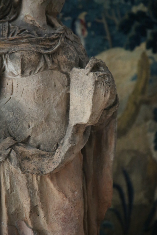 Terrakotta-Skulptur, die die Heilige Barbara darstellt