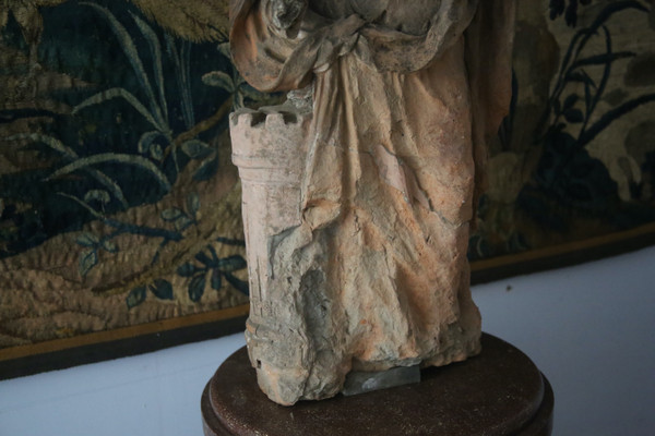 Terrakotta-Skulptur, die die Heilige Barbara darstellt