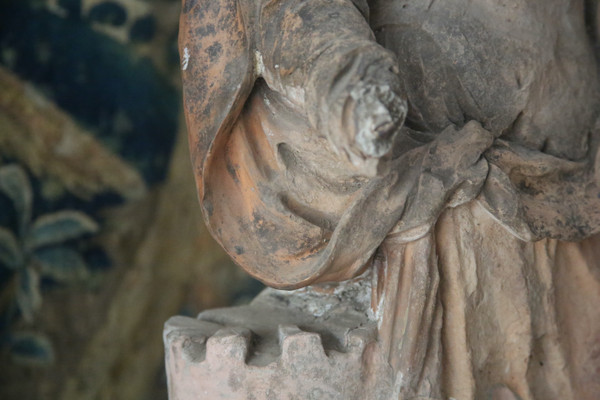 Terrakotta-Skulptur, die die Heilige Barbara darstellt