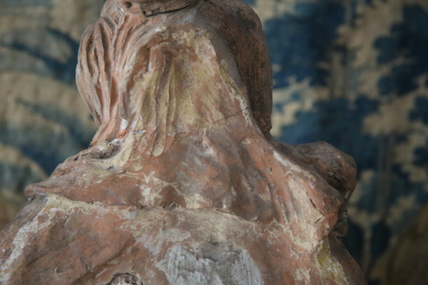 Terrakotta-Skulptur, die die Heilige Barbara darstellt