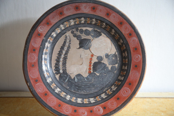 Grande piatto circolare in terracotta decorato con un cerbiatto in un paesaggio.
