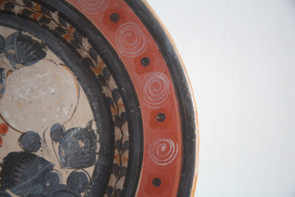 Grande piatto circolare in terracotta decorato con un cerbiatto in un paesaggio.
