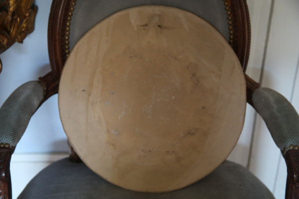 Grande piatto circolare in terracotta decorato con un cerbiatto in un paesaggio.