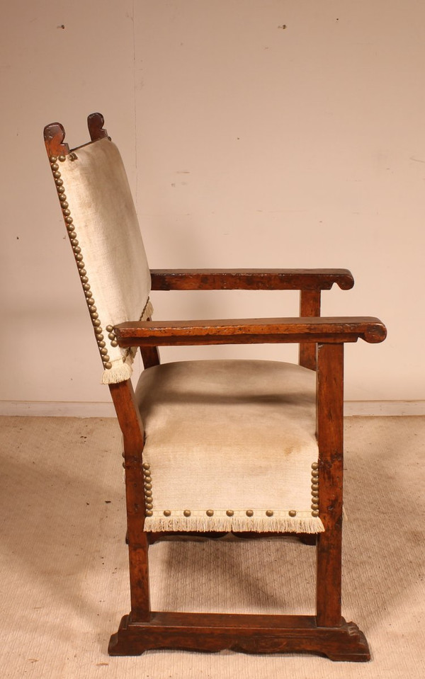 17th Century Spanish Armchair In Walnut