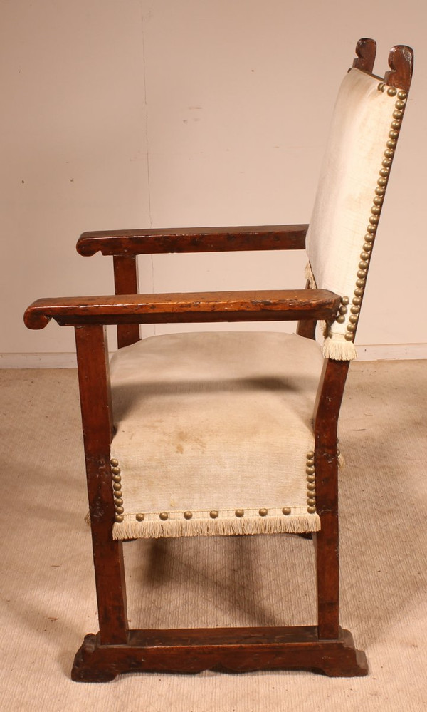17th Century Spanish Armchair In Walnut