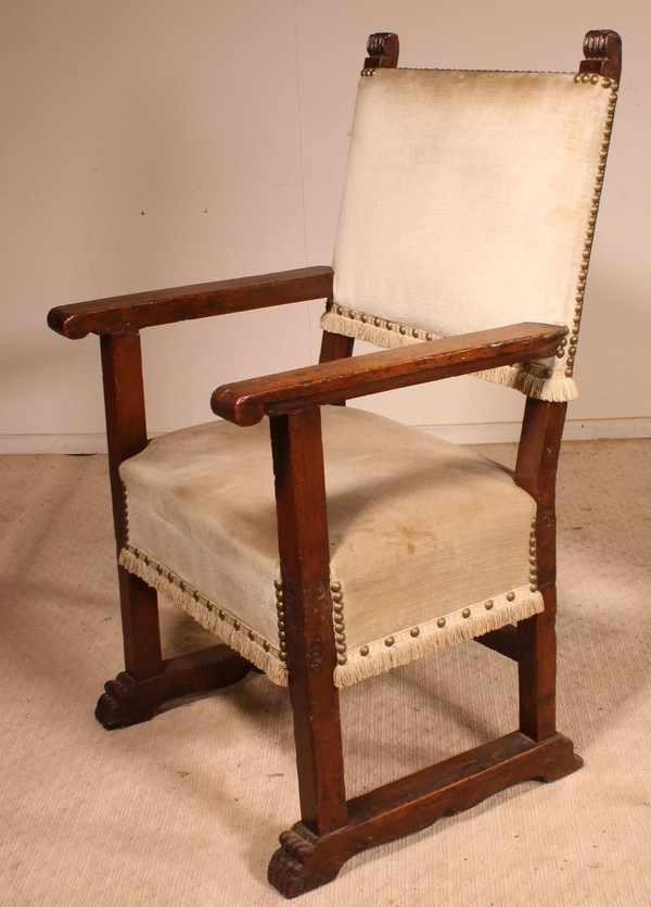 17th Century Spanish Armchair In Walnut