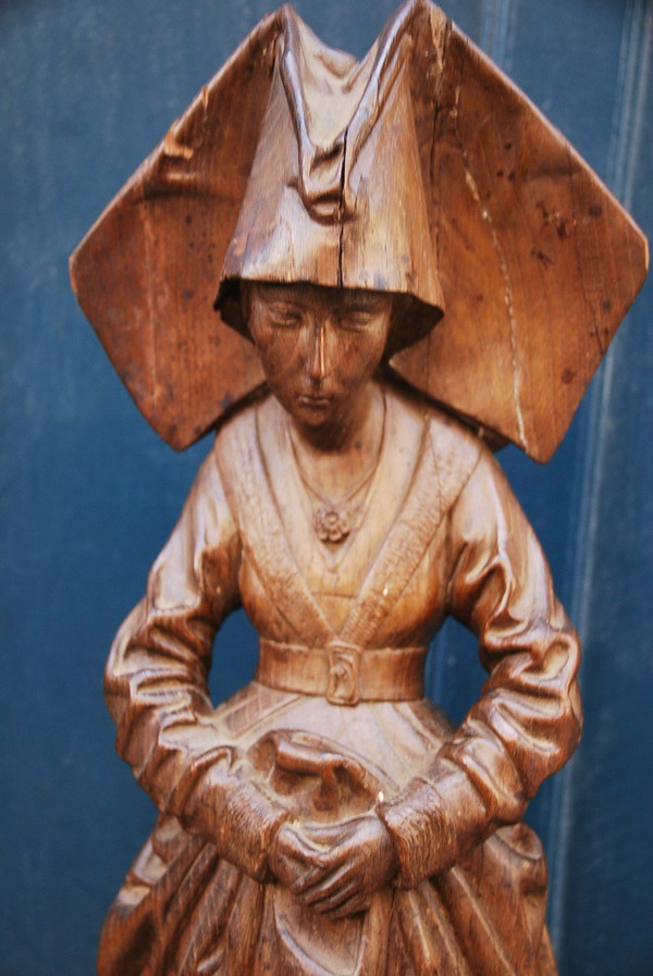 Sculpture Représentant Une Femme  Du Moyen Age