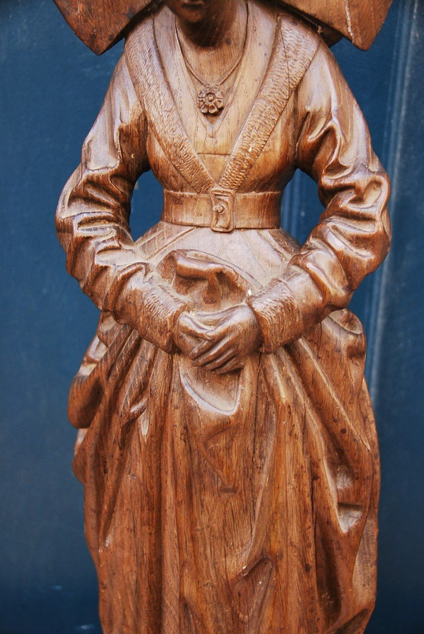Sculpture Représentant Une Femme  Du Moyen Age