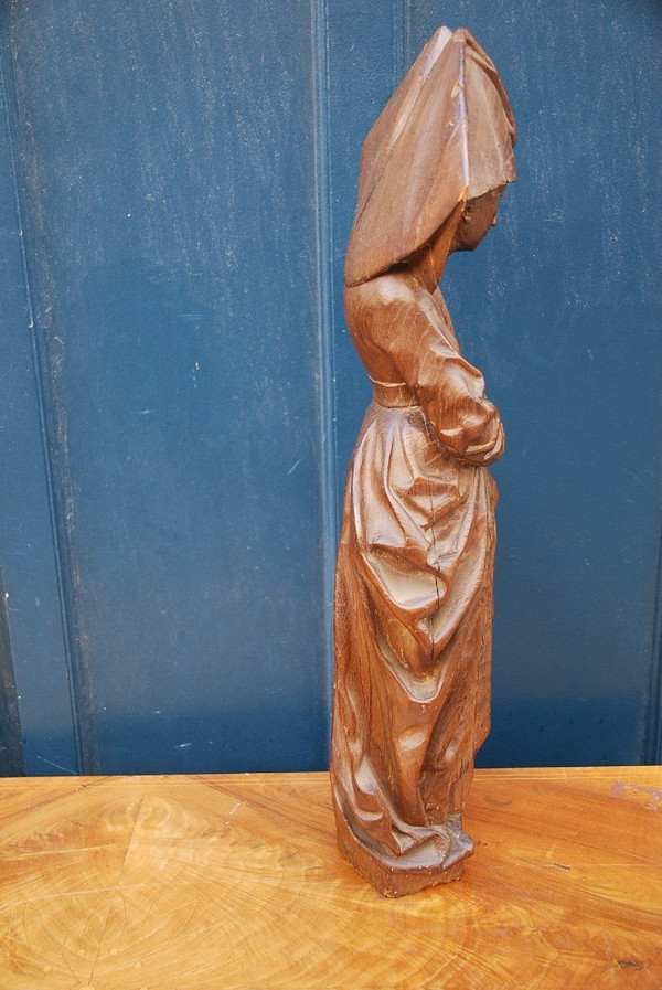 Sculpture Représentant Une Femme  Du Moyen Age